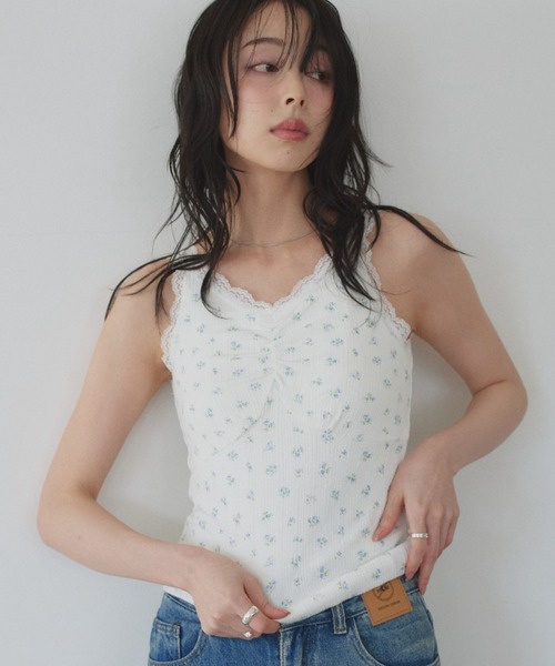 TREOVER(トレオーバー)の「小花柄×レースの大人ガーリーキャミソール(キャミソール・レディース・オフホワイト/アイボリー・FREE)」の6枚目の写真