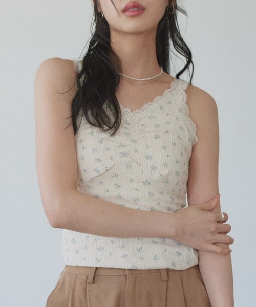 TREOVER(トレオーバー)の「小花柄×レースの大人ガーリーキャミソール(キャミソール・レディース・オフホワイト/アイボリー・FREE)」の8枚目の写真