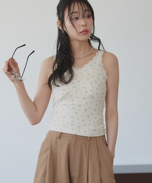 TREOVER(トレオーバー)の「小花柄×レースの大人ガーリーキャミソール(キャミソール・レディース・オフホワイト/アイボリー・FREE)」の11枚目の写真