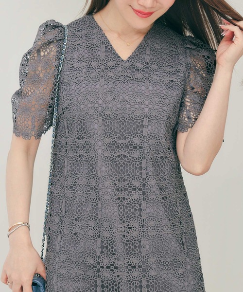 Liala×PG(リアラバイピージー)の「レース Vネック ワンピース Liala×PG(ワンピース・レディース・ブラック/チャコールグレー・M/S)」の4枚目の写真