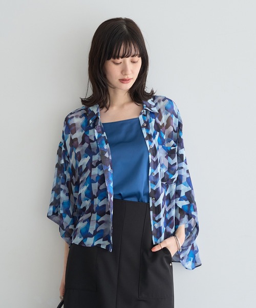 Editt by YECCA VECCA(エディットバイイェッカヴェッカ)の「【2点SET】キャミ付きシアージオメ柄シャツ(シャツ/ブラウス・レディース・ブルー/グリーン・FREE)」の2枚目の写真