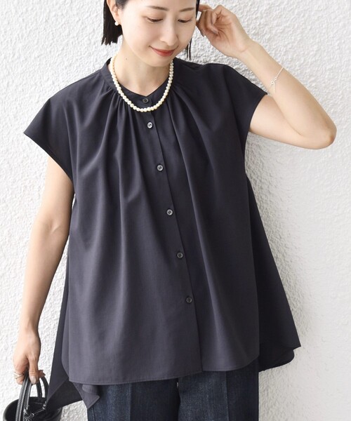 SHIPS(シップス)の「〈UVカット/吸水速乾/接触冷感/防シワ〉ハンカチーフ ヘムライン バック フレア ブラウス(シャツ/ブラウス・レディース・ネイビー/ピンク/オフホワイト・ONE SIZE)」の2枚目の写真