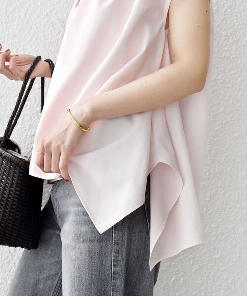 SHIPS(シップス)の「〈UVカット/吸水速乾/接触冷感/防シワ〉ハンカチーフ ヘムライン バック フレア ブラウス(シャツ/ブラウス・レディース・ネイビー/ピンク/オフホワイト・ONE SIZE)」の3枚目の写真