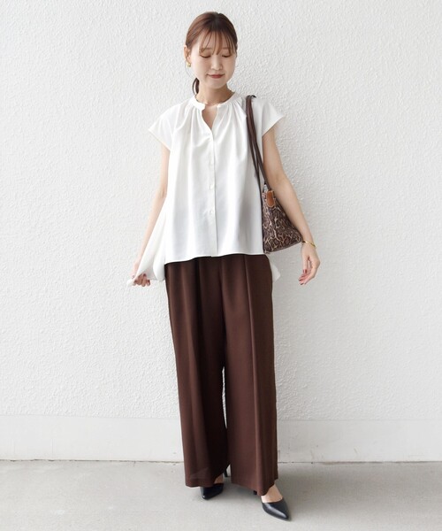 SHIPS(シップス)の「〈UVカット/吸水速乾/接触冷感/防シワ〉ハンカチーフ ヘムライン バック フレア ブラウス(シャツ/ブラウス・レディース・ネイビー/ピンク/オフホワイト・ONE SIZE)」の4枚目の写真