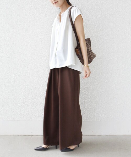 SHIPS(シップス)の「〈UVカット/吸水速乾/接触冷感/防シワ〉ハンカチーフ ヘムライン バック フレア ブラウス(シャツ/ブラウス・レディース・ネイビー/ピンク/オフホワイト・ONE SIZE)」の5枚目の写真