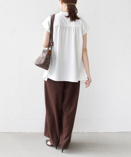 SHIPS(シップス)の「〈UVカット/吸水速乾/接触冷感/防シワ〉ハンカチーフ ヘムライン バック フレア ブラウス(シャツ/ブラウス・レディース・ネイビー/ピンク/オフホワイト・ONE SIZE)」の6枚目の写真