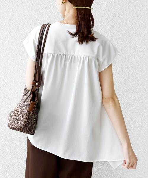 SHIPS(シップス)の「〈UVカット/吸水速乾/接触冷感/防シワ〉ハンカチーフ ヘムライン バック フレア ブラウス(シャツ/ブラウス・レディース・ネイビー/ピンク/オフホワイト・ONE SIZE)」の10枚目の写真