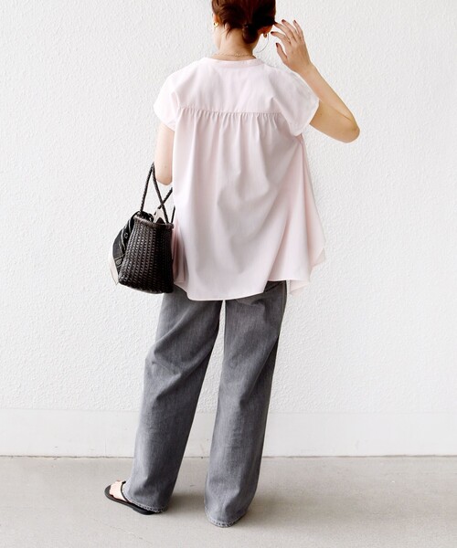 SHIPS(シップス)の「〈UVカット/吸水速乾/接触冷感/防シワ〉ハンカチーフ ヘムライン バック フレア ブラウス(シャツ/ブラウス・レディース・ネイビー/ピンク/オフホワイト・ONE SIZE)」の14枚目の写真
