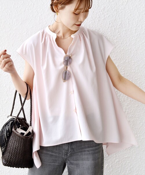 SHIPS(シップス)の「〈UVカット/吸水速乾/接触冷感/防シワ〉ハンカチーフ ヘムライン バック フレア ブラウス(シャツ/ブラウス・レディース・ネイビー/ピンク/オフホワイト・ONE SIZE)」の16枚目の写真