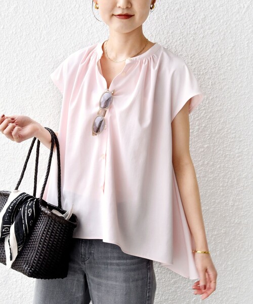 SHIPS(シップス)の「〈UVカット/吸水速乾/接触冷感/防シワ〉ハンカチーフ ヘムライン バック フレア ブラウス(シャツ/ブラウス・レディース・ネイビー/ピンク/オフホワイト・ONE SIZE)」の17枚目の写真