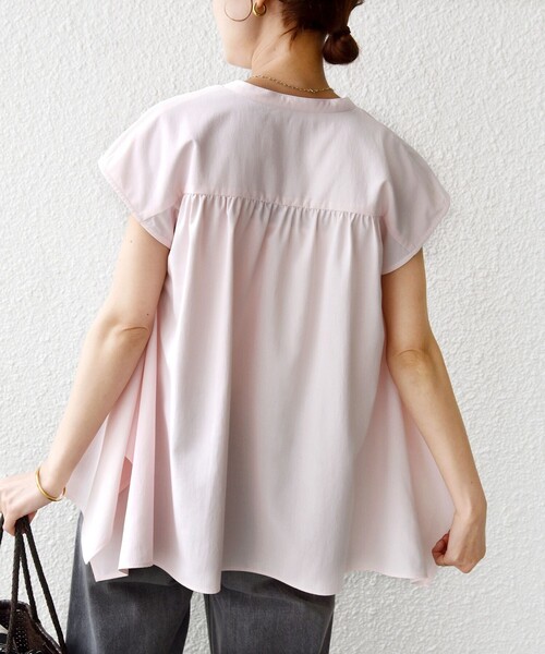 SHIPS(シップス)の「〈UVカット/吸水速乾/接触冷感/防シワ〉ハンカチーフ ヘムライン バック フレア ブラウス(シャツ/ブラウス・レディース・ネイビー/ピンク/オフホワイト・ONE SIZE)」の18枚目の写真