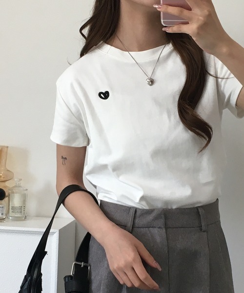 RME.(アールエムイー)の「ワンポイントハート刺繍半袖Tシャツ(Tシャツ/カットソー・レディース・ブラック/ホワイト/グレー・L/M/S)」の4枚目の写真