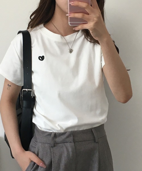 RME.(アールエムイー)の「ワンポイントハート刺繍半袖Tシャツ(Tシャツ/カットソー・レディース・ブラック/ホワイト/グレー・L/M/S)」の6枚目の写真