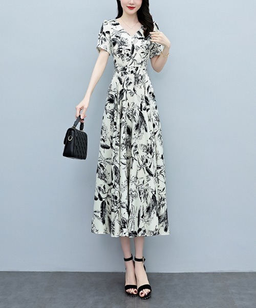 LUCPY（ラクピー）の「モノトーンボタニカルプリント Vネックフレアワンピース（ワンピース・レディース・ホワイト・XX-LARGE/X-LARGE/LARGE/MEDIUM）」の2枚目の写真