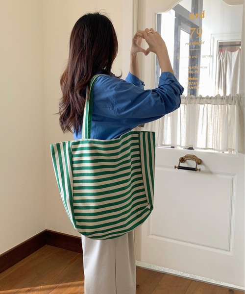 LETee(レティー)の「ロゴデザインが映える♪大容量で使いやすいリバーシブルキャンバストートバッグ(トートバッグ・レディース・ピンク/グリーン/ブルー/ブラック・FREE)」の22枚目の写真