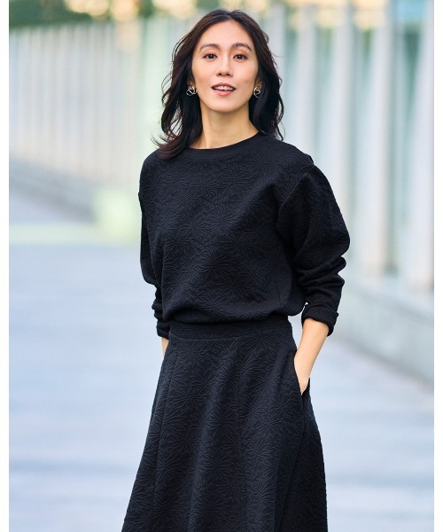 DoCLASSE（ ドゥクラッセ）の「フラワージャカード・クルーネックトップス（Tシャツ/カットソー・レディース・ダークネイビー/チャコール/オフホワイト・S/M/L/LL/3L）」の3枚目の写真