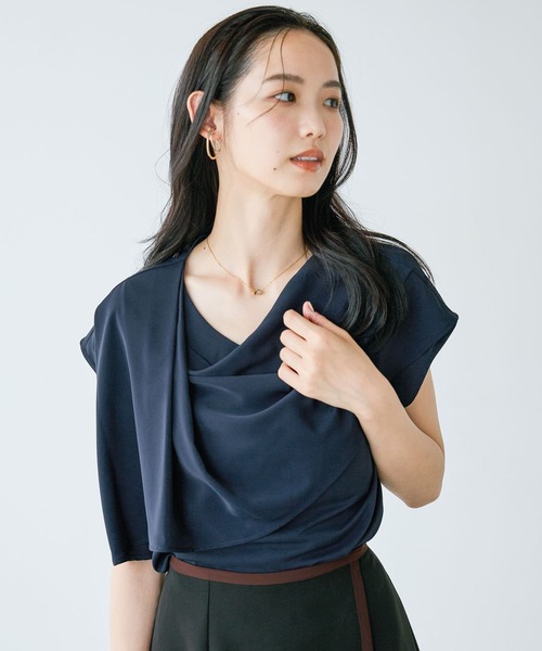 Andemiu(アンデミュウ)の「ドレープブラウス/1032185(シャツ/ブラウス・レディース・ブラウン/オフホワイト/ネイビー・FREE)」の1枚目の写真
