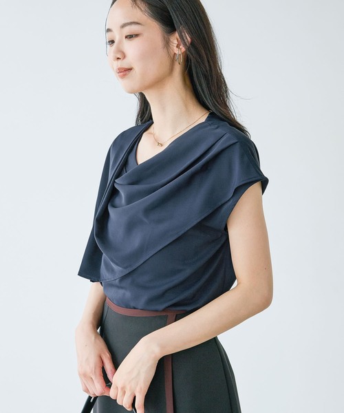 Andemiu(アンデミュウ)の「ドレープブラウス/1032185(シャツ/ブラウス・レディース・ブラウン/オフホワイト/ネイビー・FREE)」の7枚目の写真
