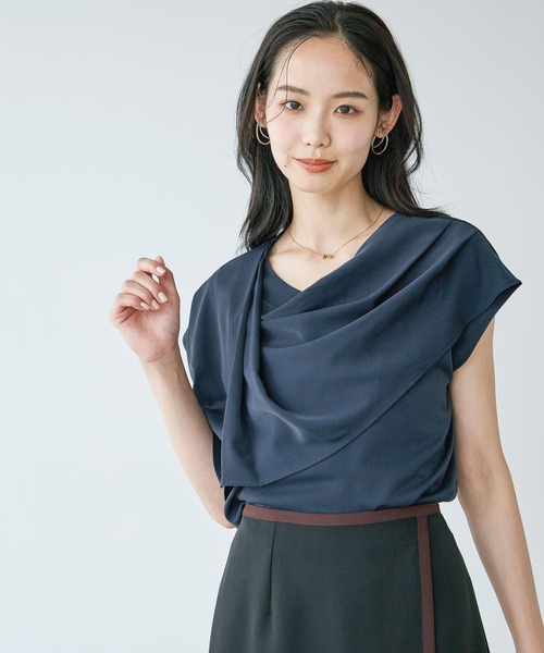 Andemiu(アンデミュウ)の「ドレープブラウス/1032185(シャツ/ブラウス・レディース・ブラウン/オフホワイト/ネイビー・FREE)」の8枚目の写真