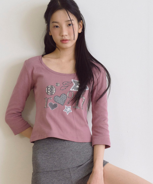 ROGIN N ROSIE(ロギンエンロージー)の「Mixed Motif Printed RnR Long Sleeve Pink Brown(Tシャツ/カットソー・レディース・その他・FREE)」の2枚目の写真