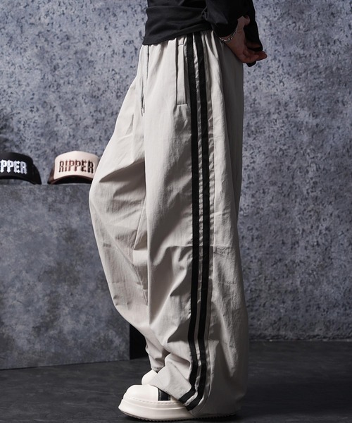1111clothing（ワンフォークロージング）の「サイドライン バギートラックパンツ / Side Line Baggy Track Pants（その他パンツ・メンズ・グレー/ブラック・FREE）」の2枚目の写真