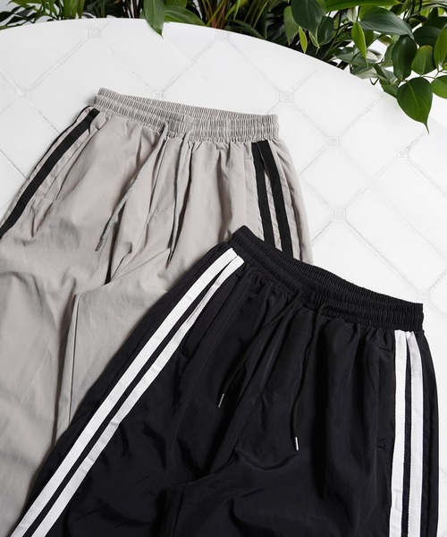 1111clothing（ワンフォークロージング）の「サイドライン バギートラックパンツ / Side Line Baggy Track Pants（その他パンツ・メンズ・グレー/ブラック・FREE）」の3枚目の写真