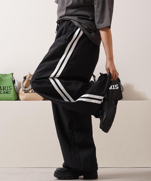 1111clothing（ワンフォークロージング）の「サイドライン バギートラックパンツ / Side Line Baggy Track Pants（その他パンツ・メンズ・グレー/ブラック・FREE）」の7枚目の写真