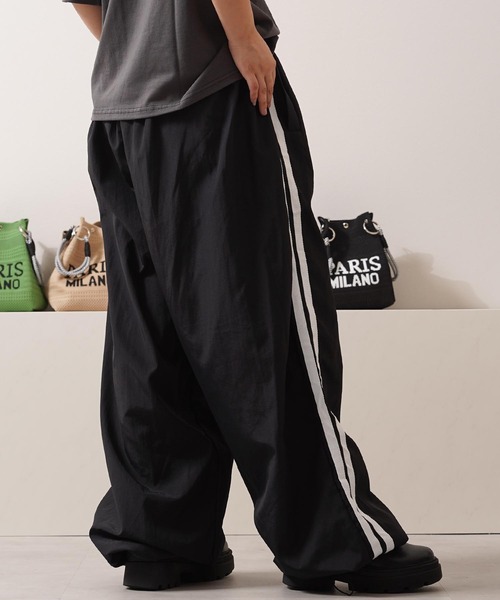 1111clothing（ワンフォークロージング）の「サイドライン バギートラックパンツ / Side Line Baggy Track Pants（その他パンツ・メンズ・グレー/ブラック・FREE）」の8枚目の写真