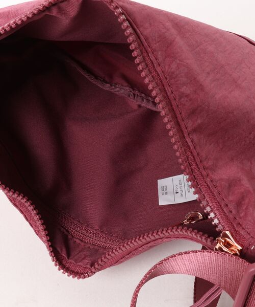 NIKE(ナイキ)の「《NIKEアパレル》NKAURACRSCNTCRSBDY-FLRLEMB(ボディバッグ/ウエストポーチ・メンズ・スモークピンク/ブラック・フリー)」の5枚目の写真