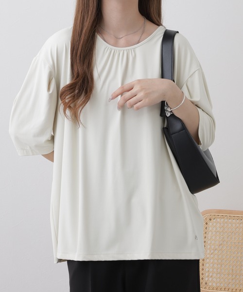 LUCA（ルカ）の「ラウンドネックカットプルオーバー 半端袖（Tシャツ/カットソー・レディース・ベージュ/サックスブルー/アイボリー/ブラック・FREE）」の2枚目の写真