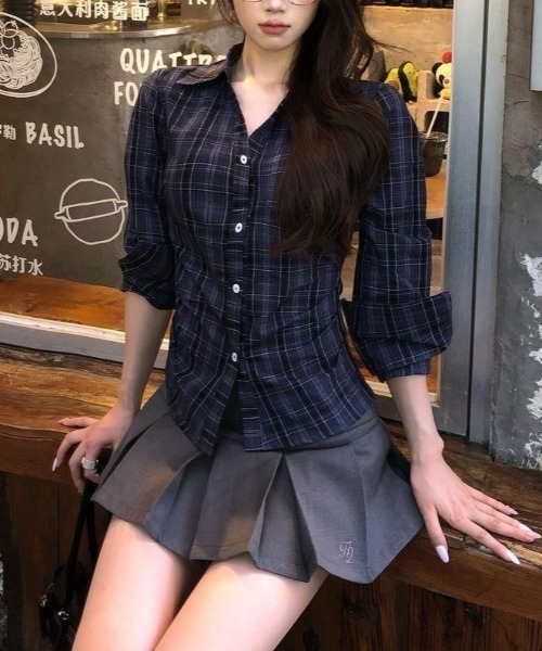 Teem Store(チームストア)の「ワンポイント刺繍 ウエストシェイプタイトチェックシャツ(シャツ/ブラウス・レディース・ネイビー・M)」の6枚目の写真