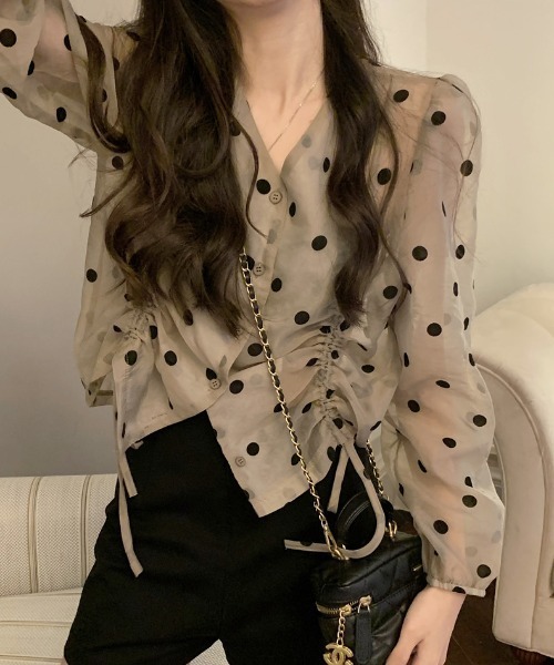 Aelina(エリナ)の「ドット柄ドローストリングトップス(シャツ/ブラウス・レディース・ブラウン・M/L/XL)」の1枚目の写真