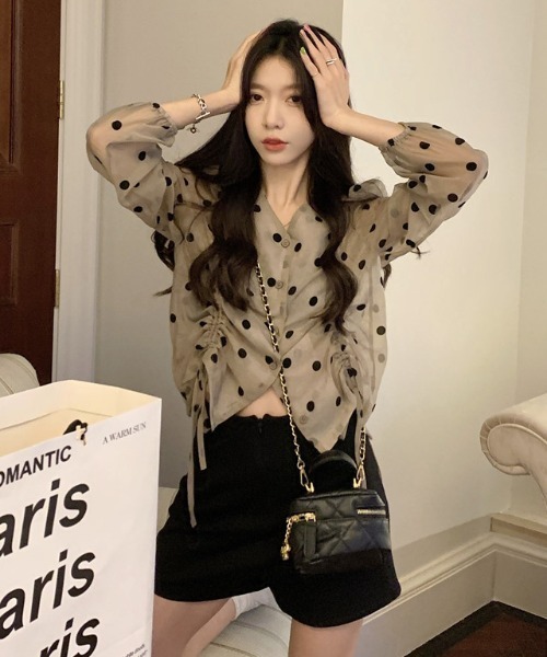 Aelina(エリナ)の「ドット柄ドローストリングトップス(シャツ/ブラウス・レディース・ブラウン・M/L/XL)」の3枚目の写真