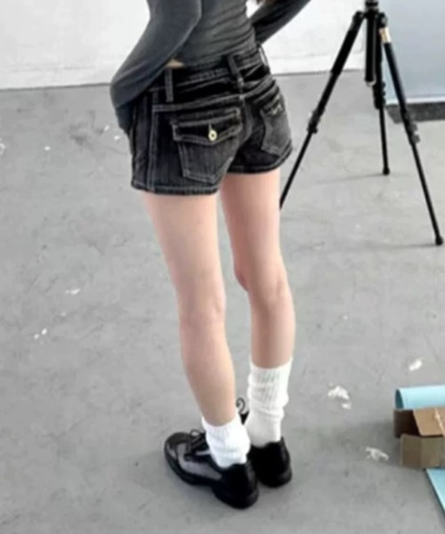 Vipoa(ヴィポア)の「Low rise denim shorts(デニムパンツ・レディース・ブラック系その他・MEDIUM/SMALL)」の12枚目の写真