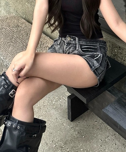 Vipoa(ヴィポア)の「Low rise denim shorts(デニムパンツ・レディース・ブラック系その他・MEDIUM/SMALL)」の17枚目の写真