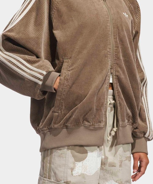 adidas（アディダス）の「コーデュロイ SST オーバーサイズ トラックトップ / ジャージ / トラックジャケット / アディダスオリジナルス adidas Originals（ジャージ・レディース・ベージュ・SMALL/MEDIUM/X-LARGE/LARGE/XX-LARGE/X-SMALL）」の6枚目の写真
