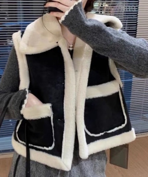NANEA(ナネア)の「ムートン衿付きベスト(その他アウター・レディース・ブラック・MEDIUM/LARGE)」の3枚目の写真