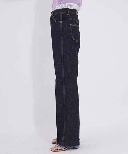 UNITED TOKYO（ユナイテッドトウキョウ）の「ワンウォッシュストレートデニム（デニムパンツ・レディース・ブルー・1/2）」の2枚目の写真