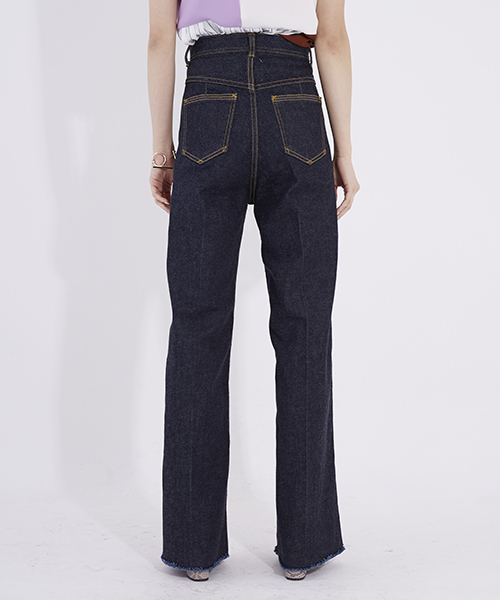 UNITED TOKYO（ユナイテッドトウキョウ）の「ワンウォッシュストレートデニム（デニムパンツ・レディース・ブルー・1/2）」の3枚目の写真