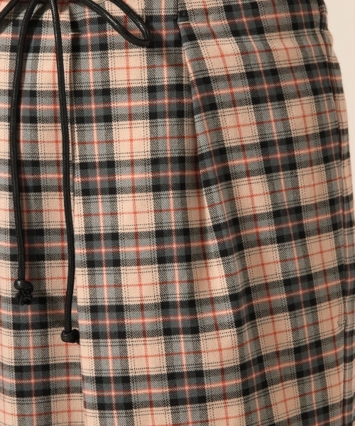 LOWRYS FARM(ローリーズファーム)の「ハトメベルトツキタイトスカート 783442(スカート・レディース・ブラック/ベージュ・FREE)」の11枚目の写真