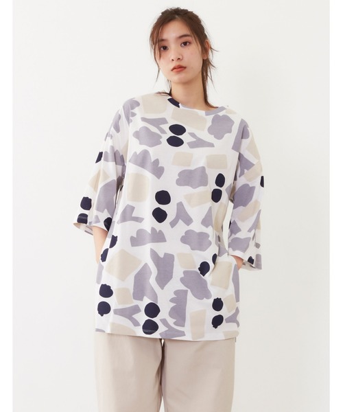 POU DOU DOU(プードゥドゥ)の「天竺モチーフプリントサイドスリットチュニックTシャツ(Tシャツ/カットソー・レディース・グレー/オフホワイト/キャメル・3)」の2枚目の写真