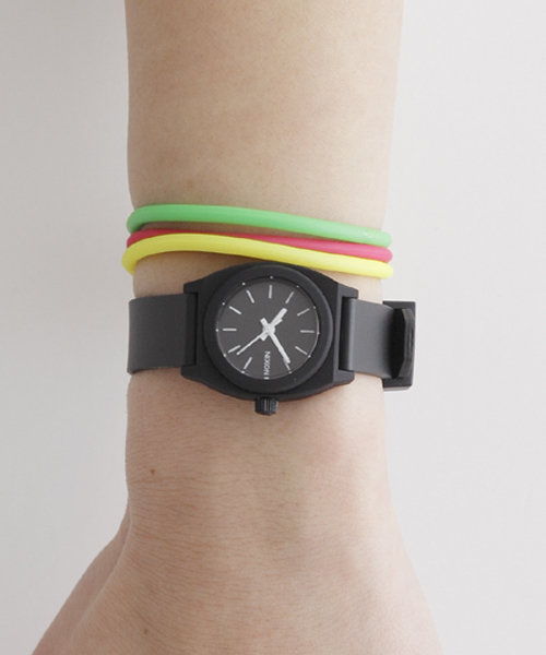 NIXON（ニクソン）の「THE SMALL TIME TELLER P（アナログ腕時計・レディース・ホワイト/ブラック/ブラウン/グリーン/ライム/ブルー系その他/パープル/ピンク系その他/レッド系その他・FREE）」の11枚目の写真