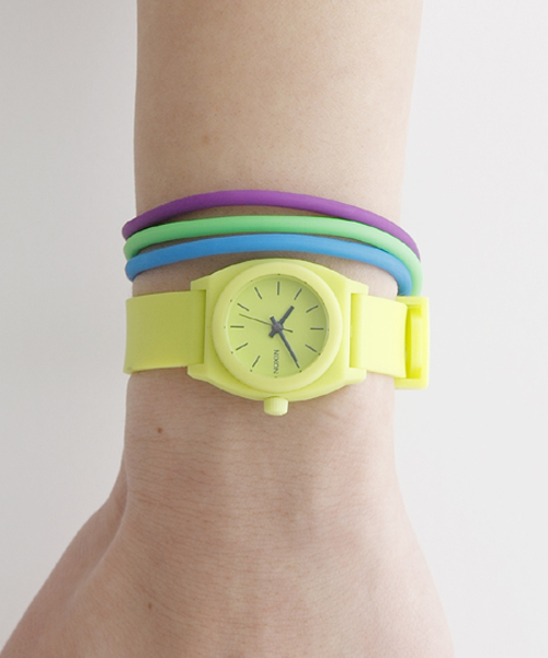 NIXON（ニクソン）の「THE SMALL TIME TELLER P（アナログ腕時計・レディース・ホワイト/ブラック/ブラウン/グリーン/ライム/ブルー系その他/パープル/ピンク系その他/レッド系その他・FREE）」の4枚目の写真