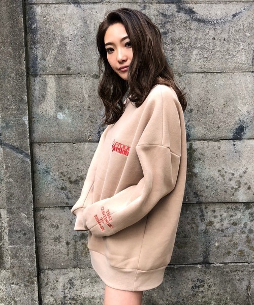 ENVYM(アンビー)の「ハイネックロゴPO(スウェット・レディース・ホワイト/ベージュ/グレー・FREE)」の4枚目の写真
