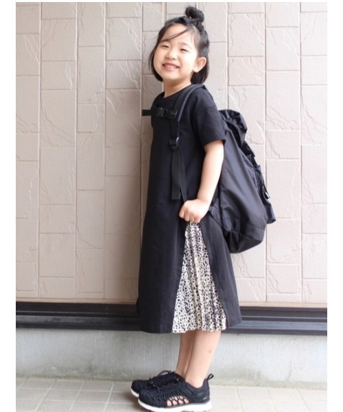 BRANSHES（ブランシェス）の「脇プリーツ切替半袖ワンピース（ワンピース・キッズ・ラベンダー/カーキ/ブラック・90cm/100cm/110cm/120cm/130cm）」の2枚目の写真