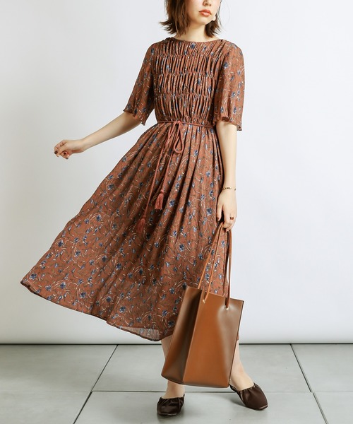 natural couture(ナチュラルクチュール)の「キラッと楊柳シャーリングワンピース(ワンピース・レディース・サックスブルー/グリーン/ブラウン系その他/グリーン系その他/レンガ・FREE)」の2枚目の写真