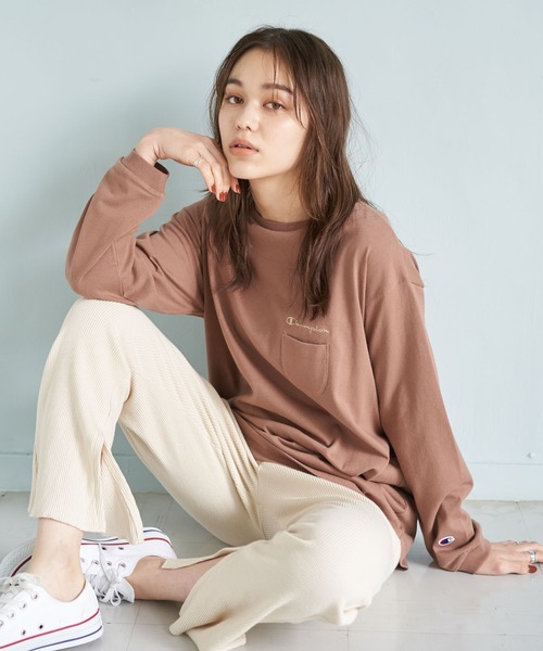 Champion（チャンピオン）の「【別注】Champion×earth　ネオン刺繍長袖Tシャツ ＊（Tシャツ/カットソー・レディース・ホワイト/ブラウン/ピンク・FREE）」の2枚目の写真