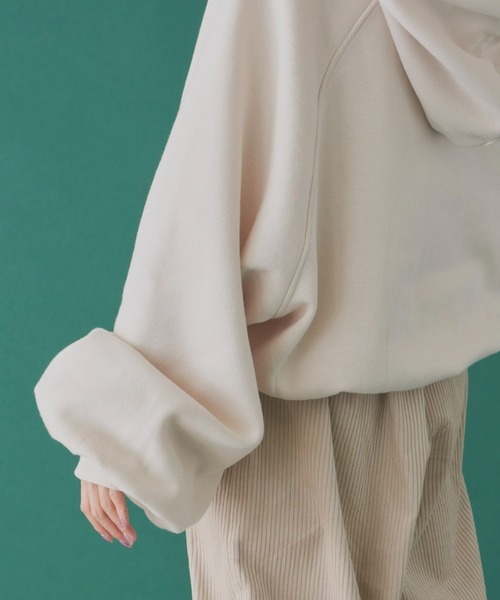 MERLOT（メルロー）の「ボリューム袖裏起毛パーカー（パーカー・レディース・ベージュ/ブラウン/グレー/グリーン/ナチュラル・FREE）」の7枚目の写真