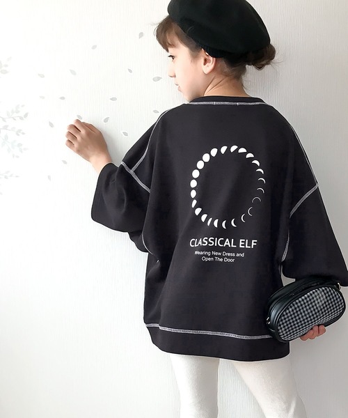 classicalelf（クラシカルエルフ）の「月グラフィックプリントで1+ 配色ステッチbigスウェット（スウェット・キッズ・ホワイト/ブラック・130/140/150/160）」の2枚目の写真