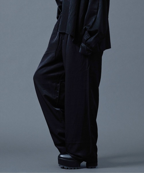 Ellno Loset(エルノロゼット)の「ポリトロトラウザーパンツ(セットアップ対応)(スラックス・メンズ・ブラック/レッド/ブルーグリーン・MEDIUM/LARGE)」の1枚目の写真